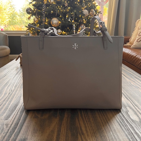 Tory Burch Handbags - Tory Burch Shoulder bag